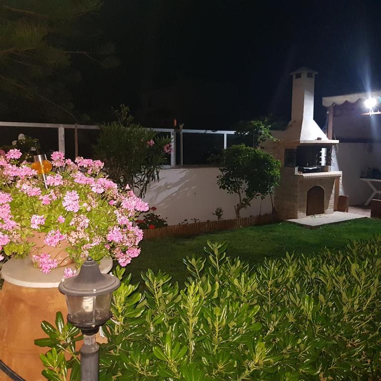 Vonkajšia záhrada v ubytovaní Marina Villa