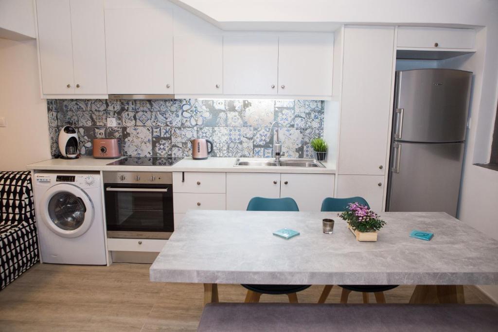 Кухня или мини-кухня в NEW stylish comfortable basement loft-like apartment
