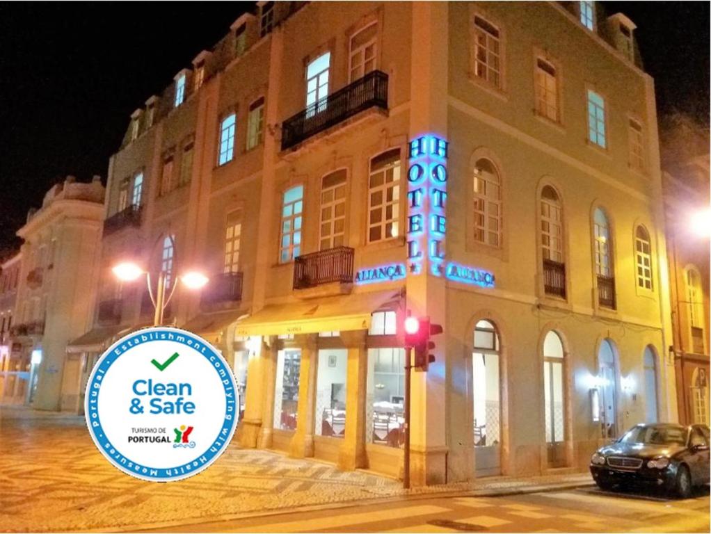 a building with a sign that says clean and sale at Hotel Alianca in Figueira da Foz