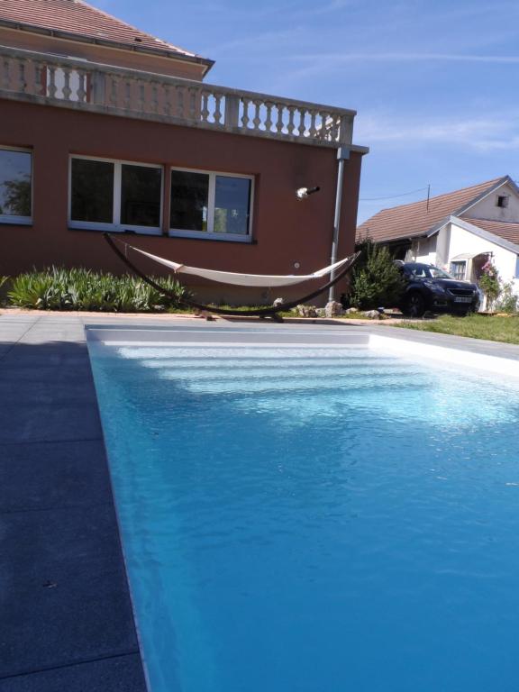 Bazén v ubytování Maison Curiale nebo v jeho okolí