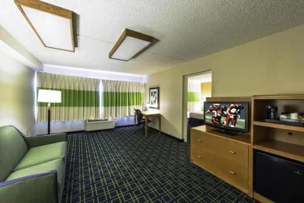 TV a/nebo společenská místnost v ubytování Days Inn by Wyndham Absecon Atlantic City Area