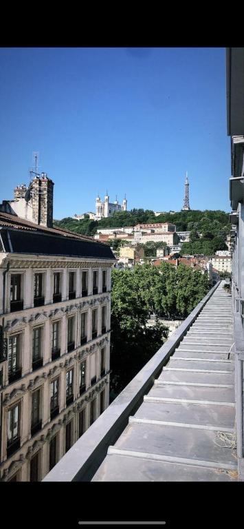 - une vue depuis le haut d'un bâtiment dans l'établissement Celect'In Lyon Suites climatisées SkyView, à Lyon
