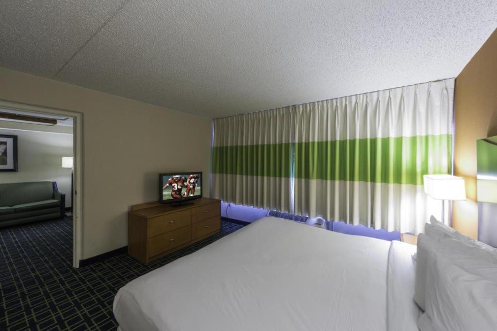 Postel nebo postele na pokoji v ubytování Days Inn by Wyndham Absecon Atlantic City Area