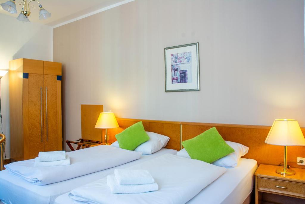 Postel nebo postele na pokoji v ubytování Hotel Klosterturm