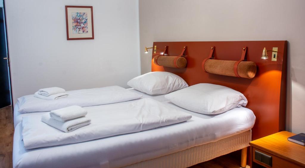 Postel nebo postele na pokoji v ubytování Hotel Klosterturm