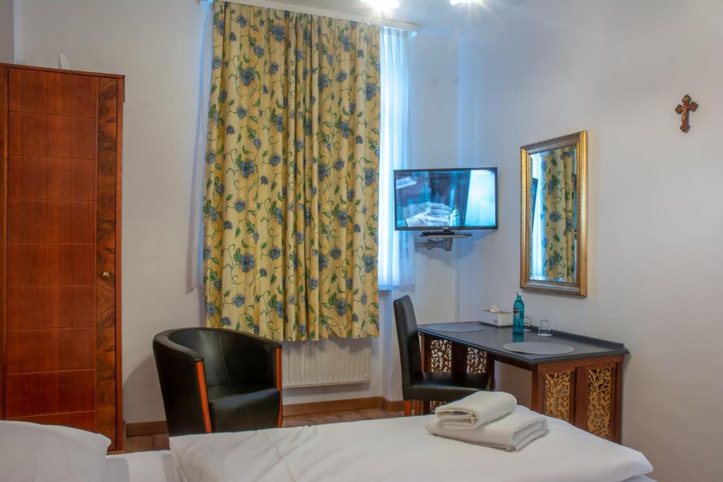 Postel nebo postele na pokoji v ubytování Hotel Klosterturm