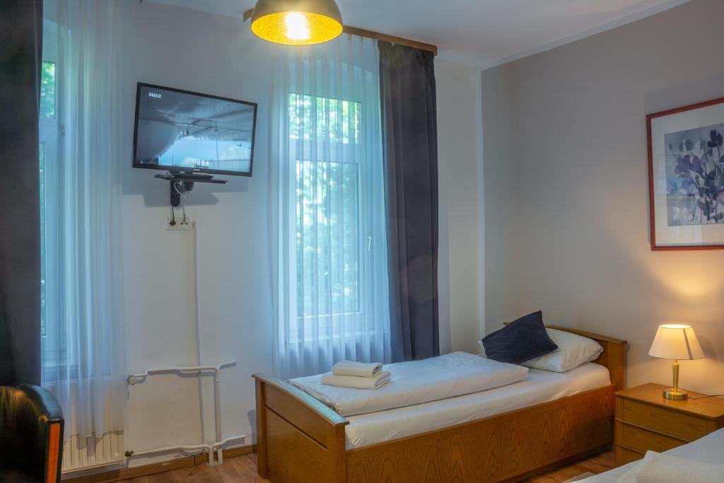 Postel nebo postele na pokoji v ubytování Hotel Klosterturm