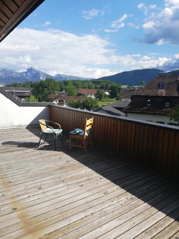 Vista generica sulle montagne o vista sulle montagne dall'interno dell'hotel