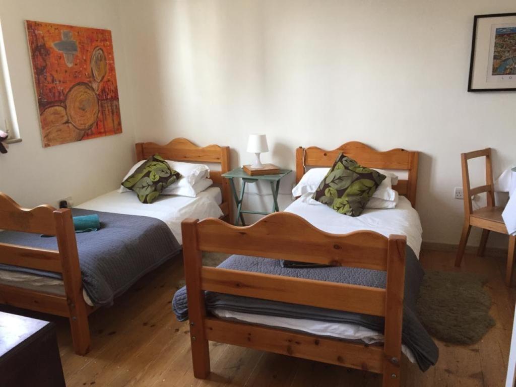 1 dormitorio con 2 camas, mesa y sillas en Lovely Twin Room with Terrace en Londres