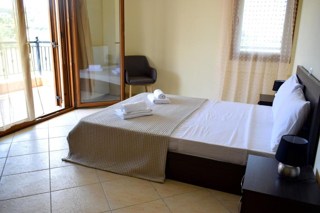 een slaapkamer met een bed met twee handdoeken erop bij Bouganvillia Olivielias.Air2 in Néon Rýsion