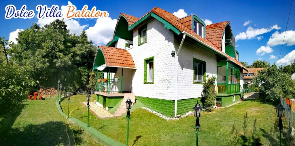 una casa con un verde y blanco en Dolce Villa Balaton, en Vonyarcvashegy