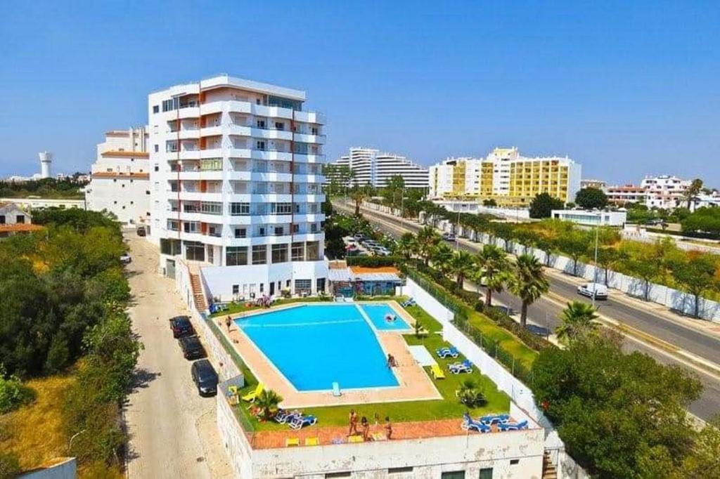 an aerial view of a building and a swimming pool at Vista Mar em todo apartamento in Portimão