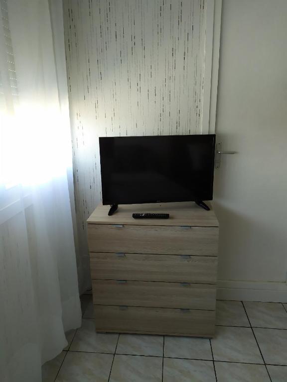 TV a/nebo společenská místnost v ubytování Petite halte Appt 103