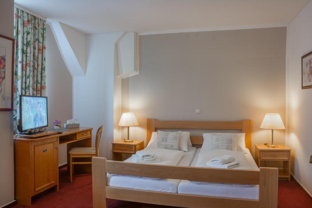 Postel nebo postele na pokoji v ubytování Hotel Klosterturm