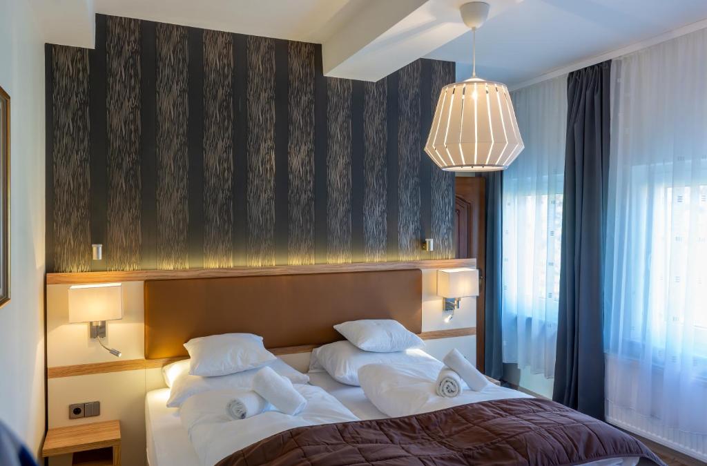 Postel nebo postele na pokoji v ubytování Hotel Klosterturm