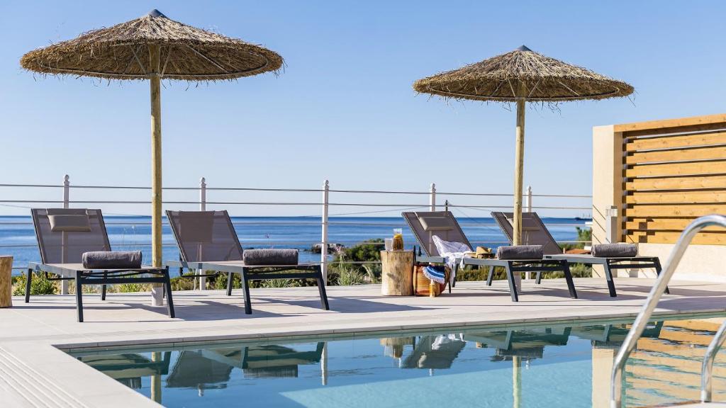 Bazén v ubytování Kiotari Akti Beachfront Villas nebo v jeho okolí