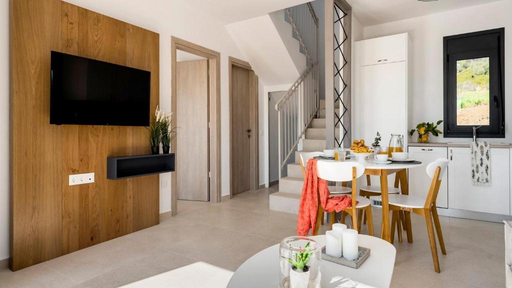 TV a/nebo společenská místnost v ubytování Kiotari Akti Beachfront Villas