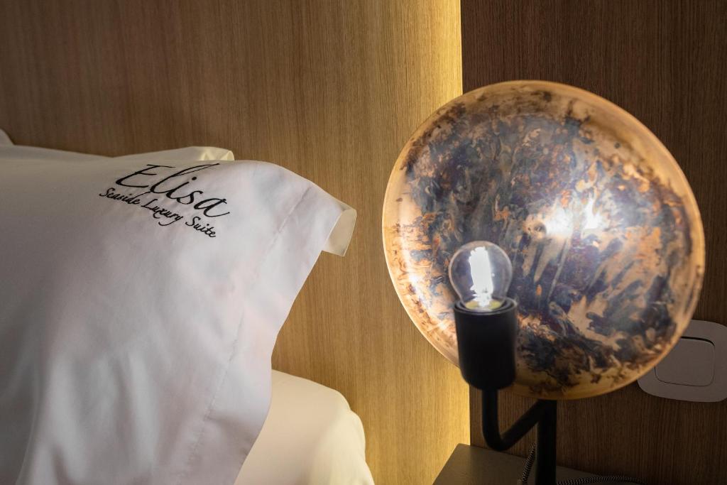 Postel nebo postele na pokoji v ubytování Elisa Seaside Luxury Suite