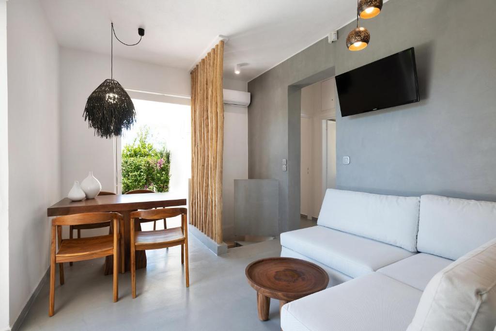 TV a/nebo společenská místnost v ubytování Elisa Seaside Luxury Suite