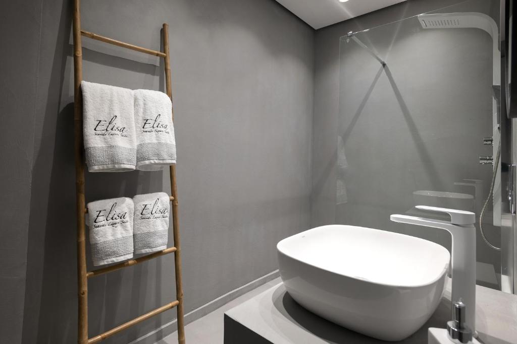 Koupelna v ubytování Elisa Seaside Luxury Suite