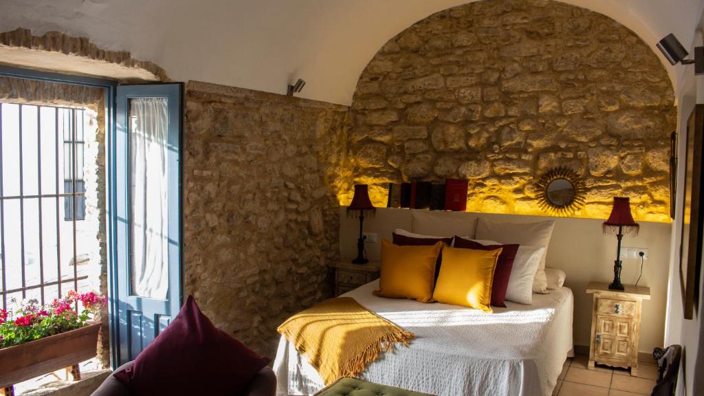 A bed or beds in a room at Casa Arco de la Pastora