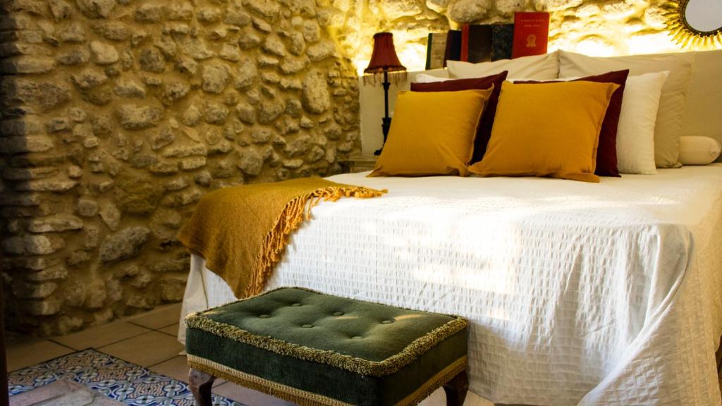 A bed or beds in a room at Casa Arco de la Pastora