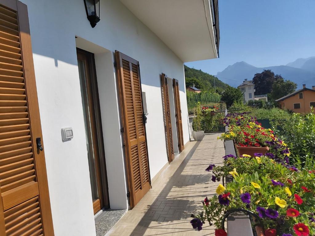 a row of doors and flowers on a building at CASA CIMAVILLA con PARCHEGGIO PRIVATO GRATUITO in Crevoladossola