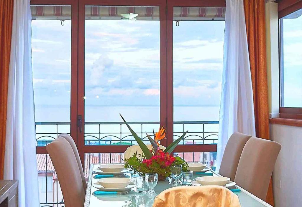 Una mesa de comedor con vista al mar. en Amazing View Home, en Cala Gonone