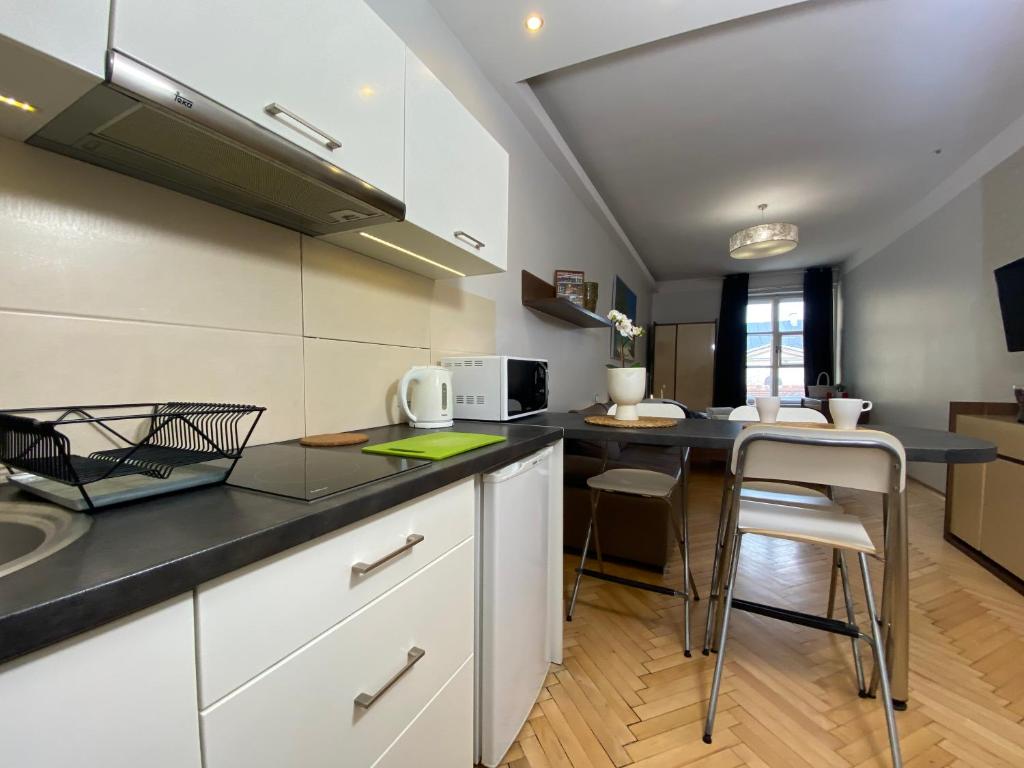 Kuchyň nebo kuchyňský kout v ubytování P&J Apartments Floriańska