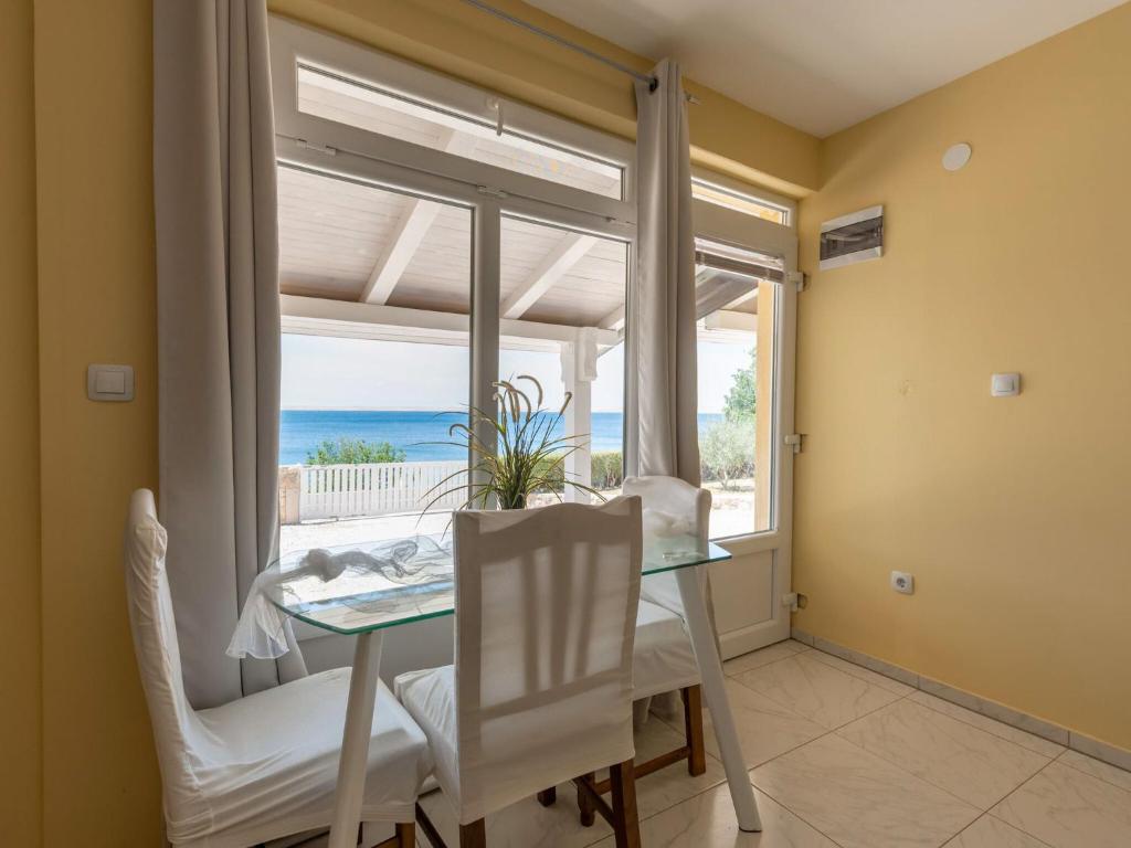 Zdjęcie z galerii obiektu Captivating Holiday Home in Tribanj near the Sea w mieście Tribanj-Krušćica