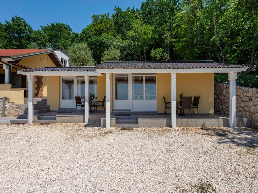 Zdjęcie z galerii obiektu Captivating Holiday Home in Tribanj near the Sea w mieście Tribanj-Krušćica