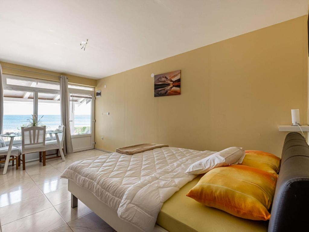 Zdjęcie z galerii obiektu Captivating Holiday Home in Tribanj near the Sea w mieście Tribanj-Krušćica