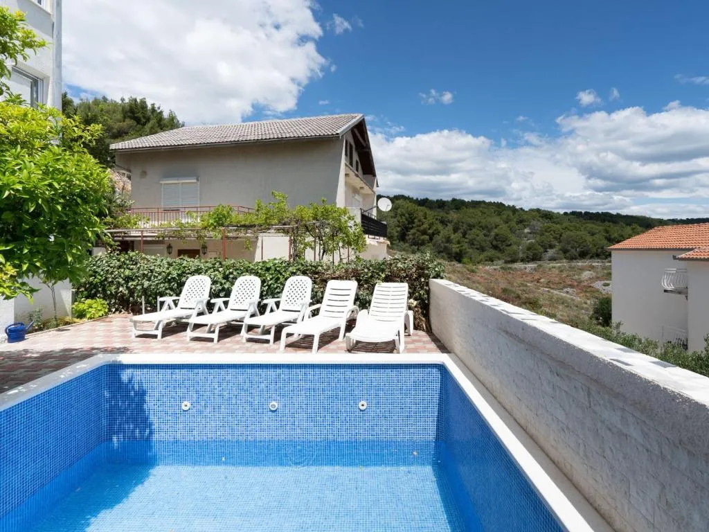 Simplistic Apartment in Okrug Gornji near the Sea, Trogir, Croaţia