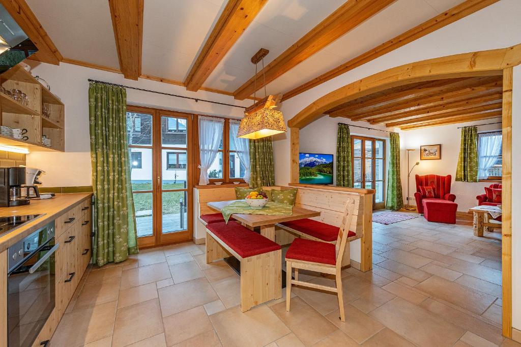Η κουζίνα ή μικρή κουζίνα στο Ferienhaus STOARÖSERL