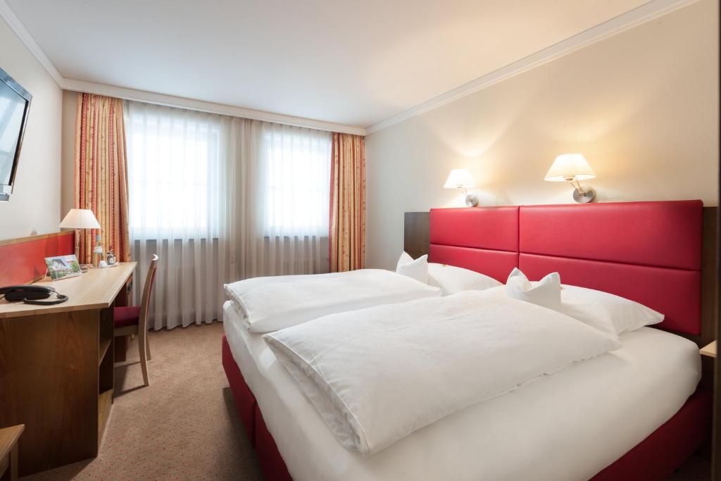 Postel nebo postele na pokoji v ubytování Hotel Hachinger Hof