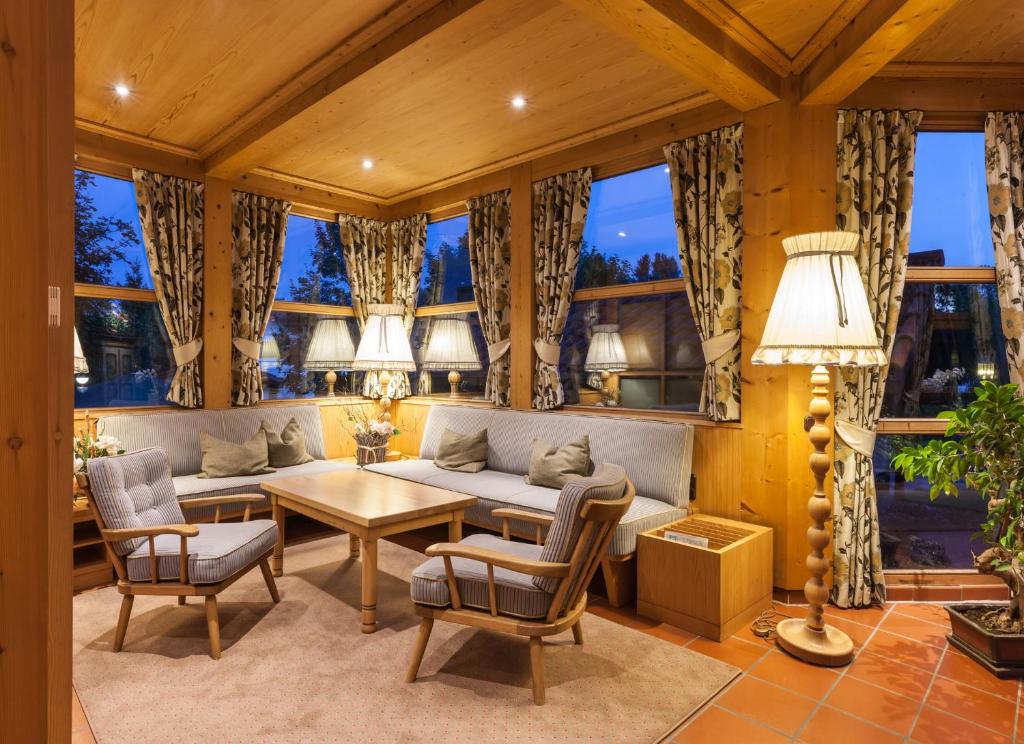 Posezení v ubytování Hotel Hachinger Hof