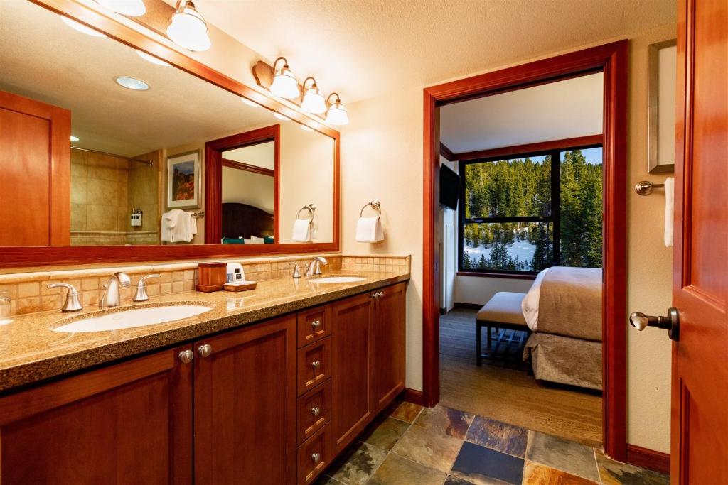 The Everline Resort & Spa Lake Tahoe - Suite Met Uitzicht Op Open Haard En Bos