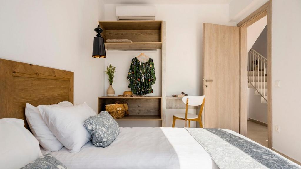 Postel nebo postele na pokoji v ubytování Kiotari Akti Beachfront Villas