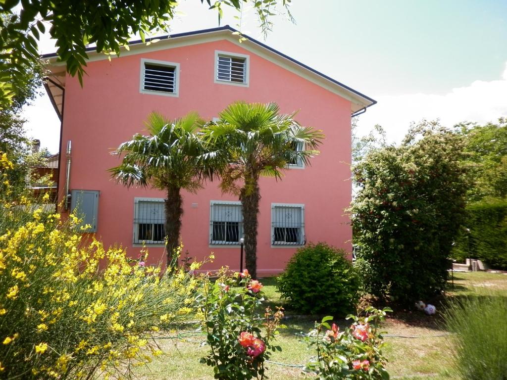 A garden outside Villa Jolanda
