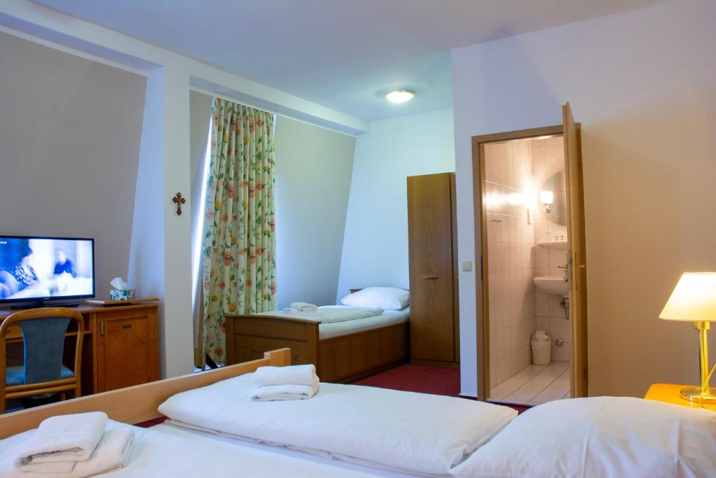 Postel nebo postele na pokoji v ubytování Hotel Klosterturm