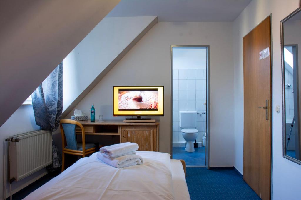Postel nebo postele na pokoji v ubytování Hotel Klosterturm