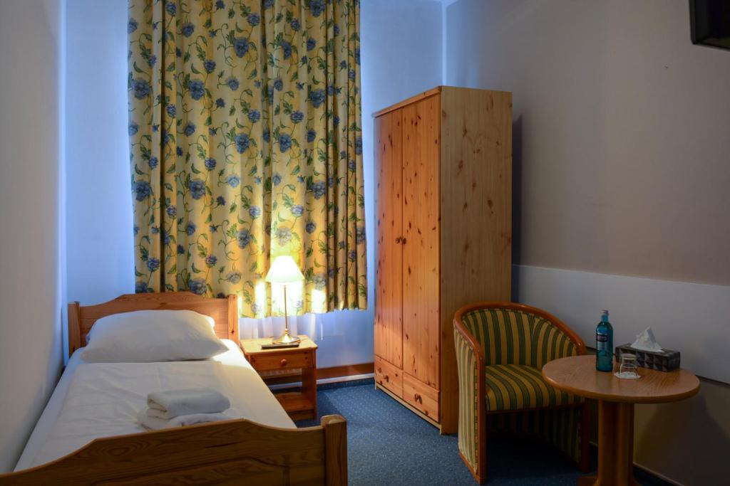 Postel nebo postele na pokoji v ubytování Hotel Klosterturm