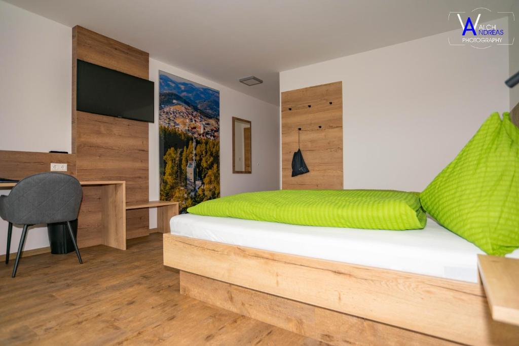 Postel nebo postele na pokoji v ubytování Gästehaus Weitblick