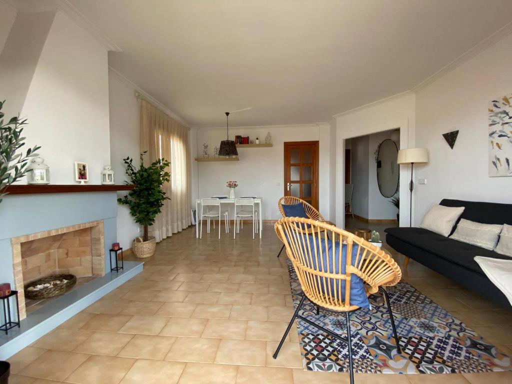 ein Wohnzimmer mit einem Sofa und einem Kamin in der Unterkunft Gerret in Can Picafort