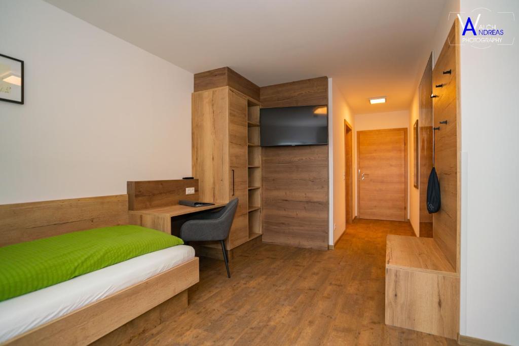 Postel nebo postele na pokoji v ubytování Gästehaus Weitblick