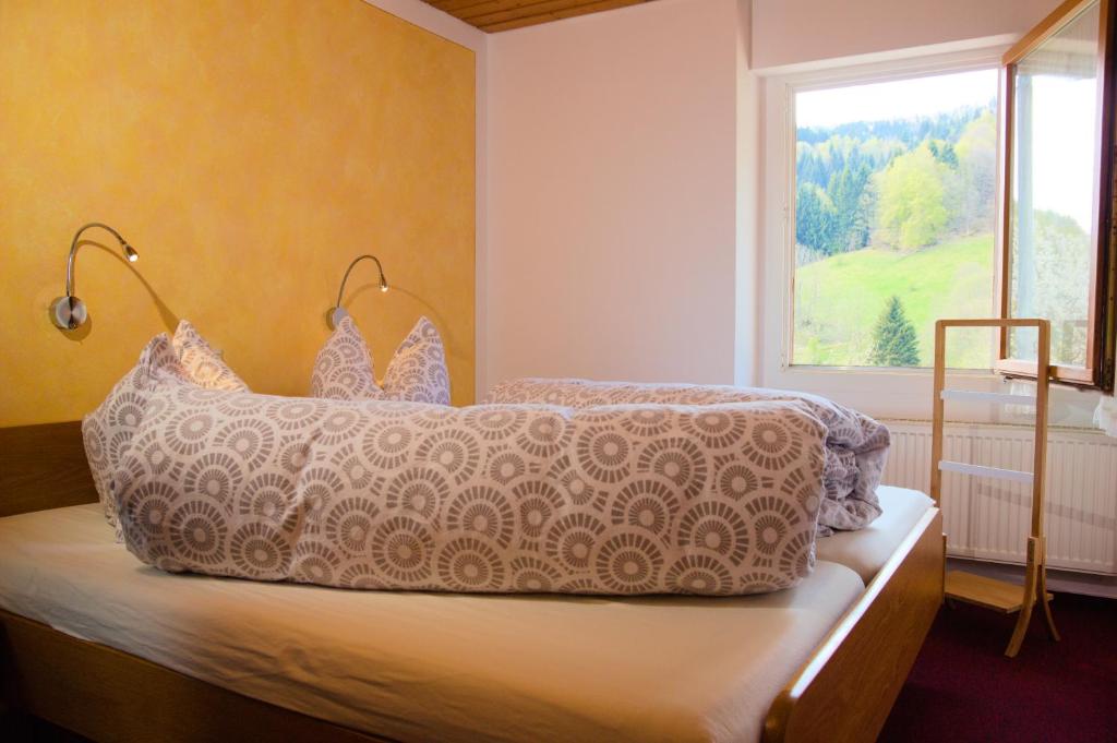 Postel nebo postele na pokoji v ubytování Steiert Panorama Apartments Todtnau