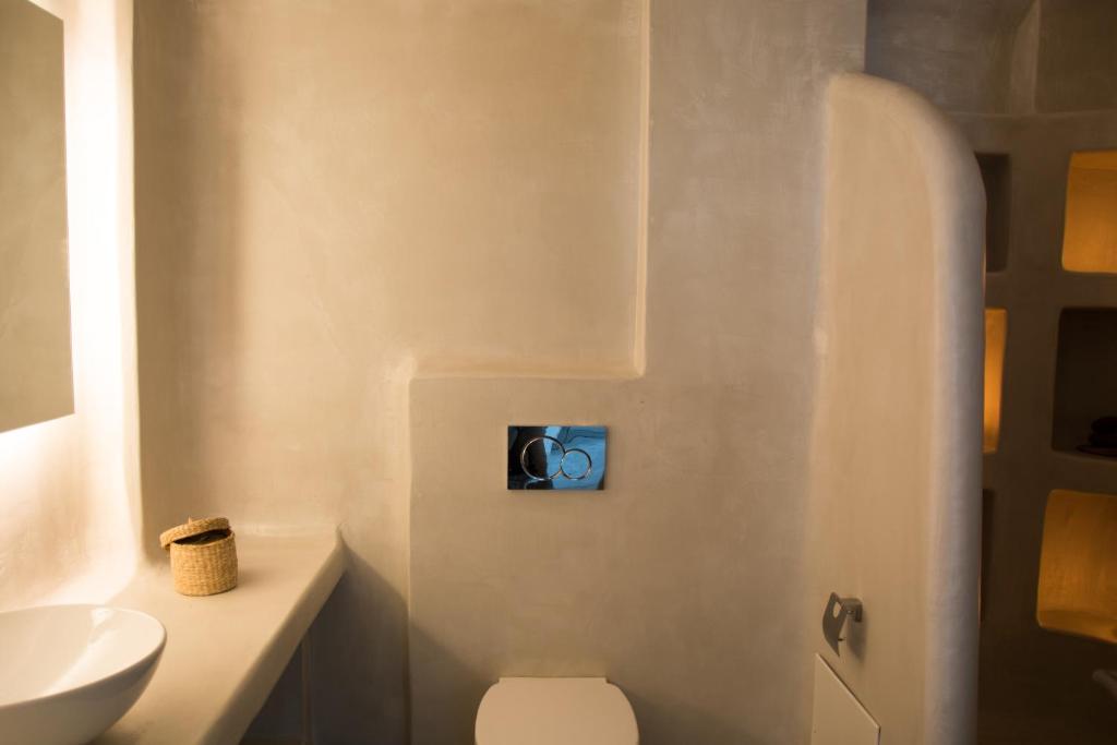 Koupelna v ubytování Amphitrite Suites Santorini
