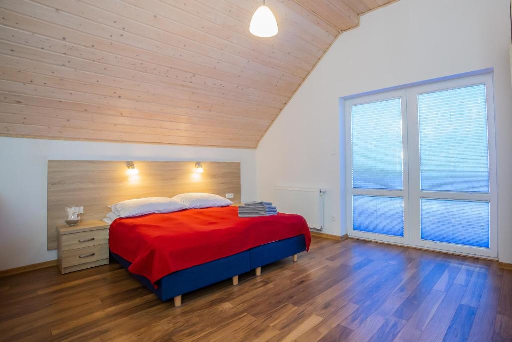 Posteľ alebo postele v izbe v ubytovaní Rellim Apartamenty