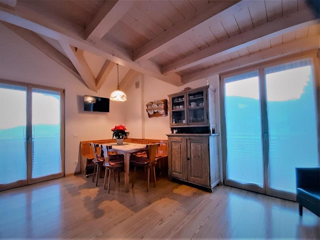 a kitchen and dining room with a table and chairs at Cortalta Mountain Lodge in Fai della Paganella