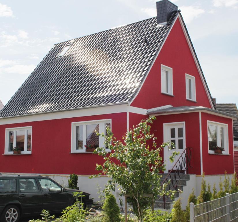 een rood-wit huis met een zwart dak bij Ostseeurlaub-Barth in Barth